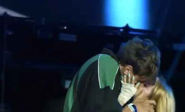 El besazo de Ángela Torres a Marcos Giles en la Fiesta de la Confluencia