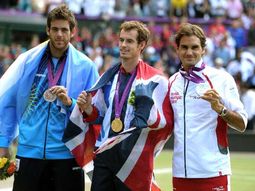 Juan Martin Del Potro (medalla de bronce), junto a Andy Murray (medalla de oro) y Roger Federer (medalla de plata) en el podio de Wimbledon de single masculino, en los juegos Olimpicos Londres 2012. Juan Martin Del Potro (medalla de bronce), junto a Andy Murray (medalla de oro) y Roger Federer (medalla de plata) en el podio de Wimbledon de single masculino, en los juegos Olimpicos Londres 2012.