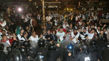 hablo uno de los docentes detenidos: me esposaron como a un delincuente hablo uno de los docentes detenidos: me esposaron como a un delincuente