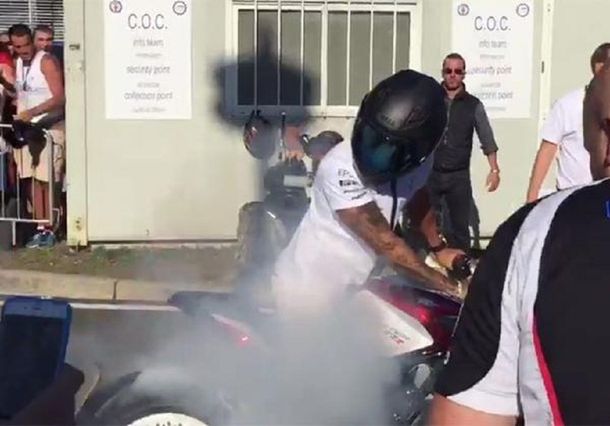 El campeón de Fórmula 1 arribó al autódromo quemando gomas
