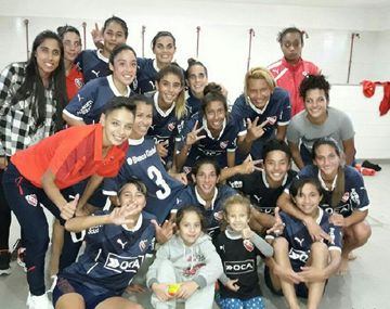 Las chicas del fútbol del Rojo celebran el triunfo y el golazo