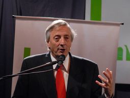 Kirchner_vsoldati_telam