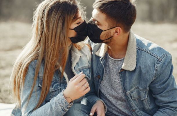 Las autoridades sanitarias de Canad&aacute; recomiendan usar tapabocas al momento de tener sexo