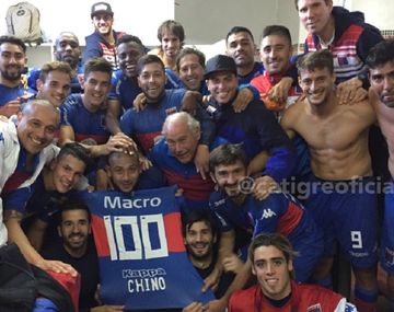 El festejo en el vestuario del Matador por los 100 goles del Chino