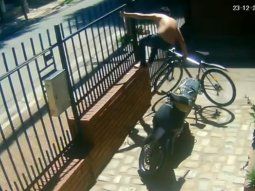 robo en cordoba: trepo una reja y se llevo una bicicleta en pocos segundos robo en cordoba: trepo una reja y se llevo una bicicleta en pocos segundos