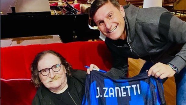 Encuentro emotivo: Charly García y Javier Zanetti intercambiaron regalos de gran valor