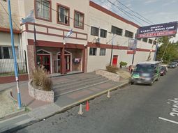 Aquí fue donde un grupo de padres de la escuela redujo a un ladrón atándolo a una de esas rejas