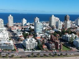Empresarios turísticos de Punta del Este plantearon un tipo de cambio diferencial para quienes visiten Uruguay en la temporada de verano. Empresarios turísticos de Punta del Este plantearon un tipo de cambio diferencial para quienes visiten Uruguay en la temporada de verano.