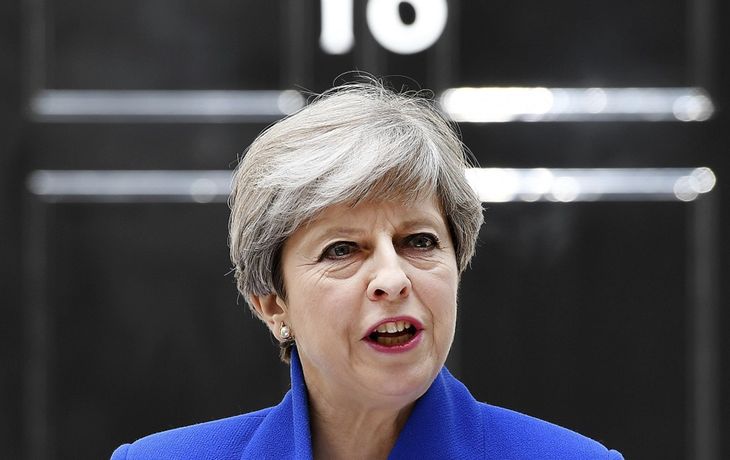 No renuncia: la primer ministro británica formará gobierno en minoría