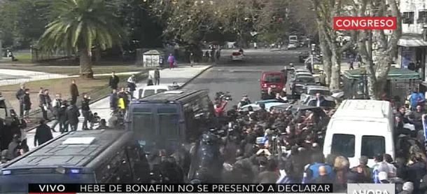 VIDEO: El momento en que Hebe de Bonafini se retira en camioneta y por la vereda