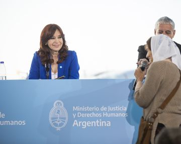 Cristina Kirchner planteó la necesidad de una ley contra el negacionismo