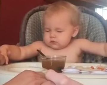 VIDEO: De la mano de sus papás