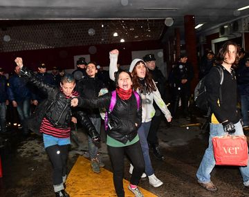 Denuncian que la policía filmó desnuda a una detenida tras la marcha por Santiago