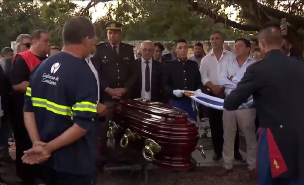 Dirigentes políticos y allegados despidieron a Adrián Peña en una sentida ceremonia.
