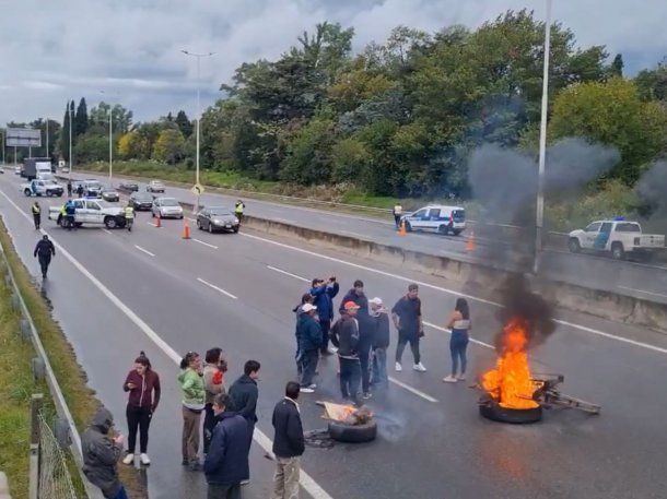 Caos en Panamericana: vecinos protestan por un puente peatonal destruido