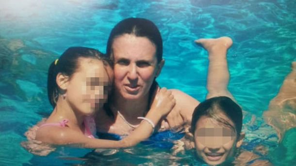 La mujer policía acusada de matar a su hija continuará detenida