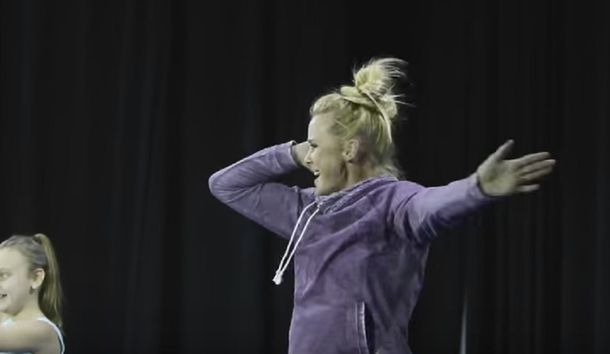 La verdugo de Ronda Rousey vuelve a la acción y se prepara a puro baile