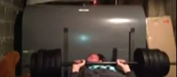 VIDEO: quería levantar pesas y filmarse, pero quedó atrapado