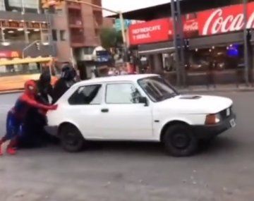 Insólito: se le quedó el 147 y Batman