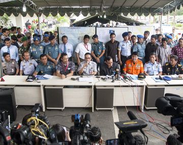 Avistan un objeto en el mar que podría pertenecer al avión de AirAsia