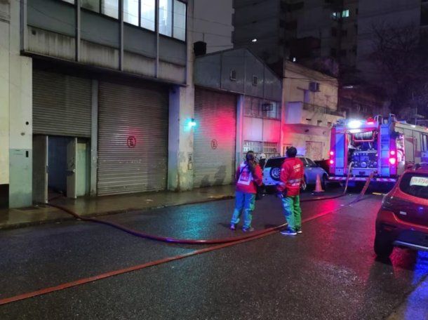 Fuego en San Cristóbal: se incendió un laboratorio de medicamentos y debió intervenir el SAME