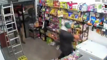 violento asalto en la puerta de un kiosco: se llevaron un auto y la recaudacion y todo quedo filmado