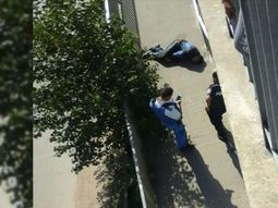 Los vecinos tiraron al delincuente de un puente