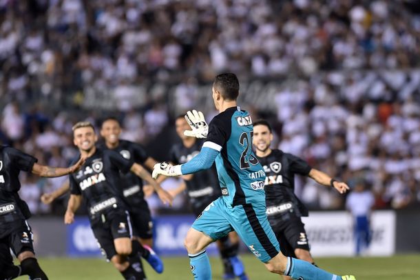 Roberto Junior Fernández festeja con sus compañeros de Botafogo
