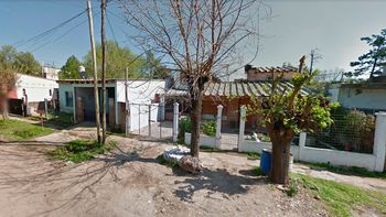 Acá entraron los delincuentes y baleraon a dos vecinos Acá entraron los delincuentes y baleraon a dos vecinos