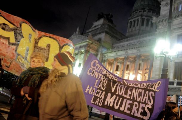 Bombachazo contra la violencia de género en Plaza de Mayo