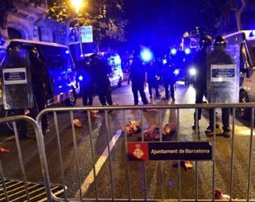 Tensión en Barcelona: manifestantes arrojan cabezas de cerdo a los Mossos