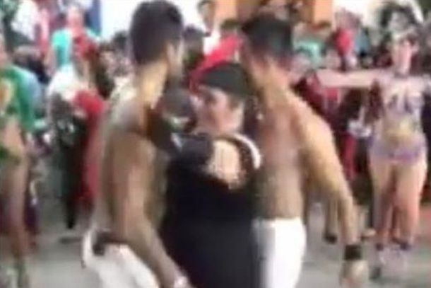 Escándalo en México: escrachan a una intendenta bailando con strippers