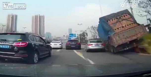 Un camión entierra a un auto con su carga de ladrillos