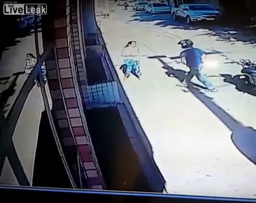 VIDEO: Trató de robarle a una mujer