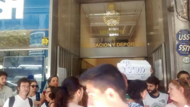 Unos 3.000 trabajadores del Ministerio de Educación fueron despedidos