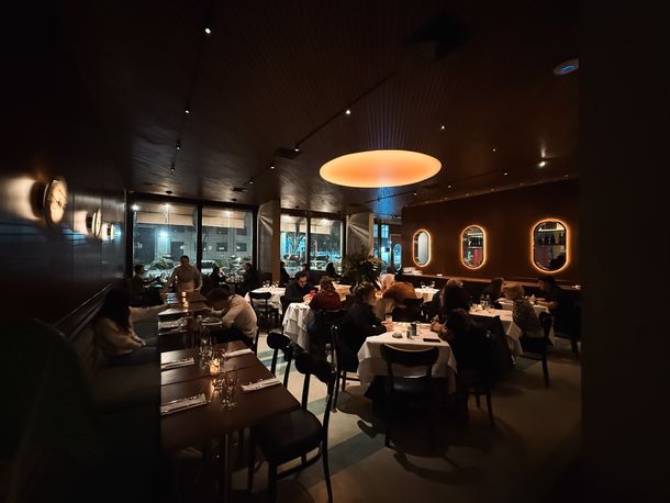 Este emblemático bodegón porteño cuenta con un ambiente cálido y familiar. Este emblemático bodegón porteño cuenta con un ambiente cálido y familiar.