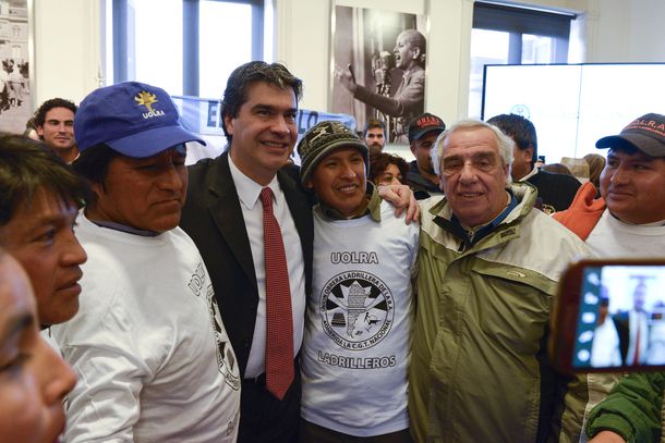 Contra el paro, Tomada y Capitanich firman convenio en producción de ladrillos