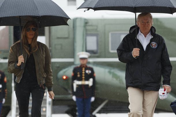 Donald Trump junto a Melania visitando a víctimas del huracán Harvey