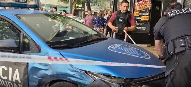 Almagro: fuerte choque entre un patrullero y un auto dejó 5 heridos