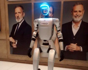 El robot humanoide Unitree y su perro visitaron los estudios de C5N