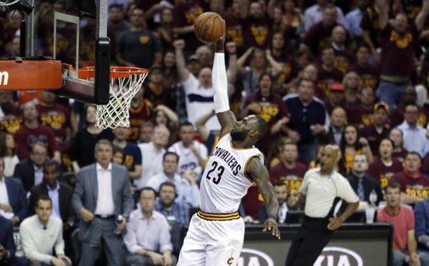 LeBron James superó a Michael Jordan como anotados de los playoffs