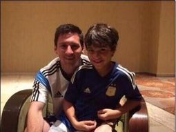 messi se saco una foto con un nene, pero... ¡¡¡se equivoco de chico!!! messi se saco una foto con un nene, pero... ¡¡¡se equivoco de chico!!!