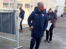 Bochini fue a vacunarse al Monumental con la ropa de Independiente