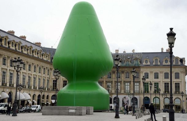 París: colocan una controvertida escultura con forma de juguete sexual