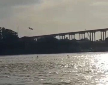 Identificaron al piloto que voló por abajo de un puente con su avión