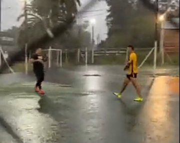 Ni la lluvia lo paró: Marcos Rojo jugó un partido con amigos bajo el diluvio