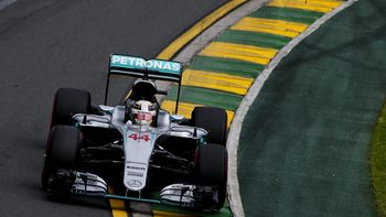 no se detiene ni en 2016: hamilton logro la pole en australia no se detiene ni en 2016: hamilton logro la pole en australia