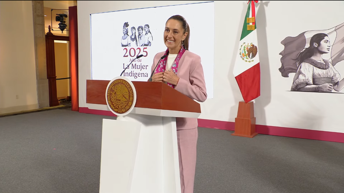 Claudia Sheinbaum habla en la Mañanera del Pueblo.