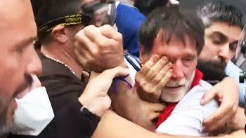 reprimen a los jubilados en el congreso: las fuerzas federales golpearon y detuvieron al padre paco oliveira