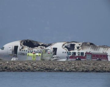 Un avión se estrelló en EE UU: hay 2 muertos y 61 heridos